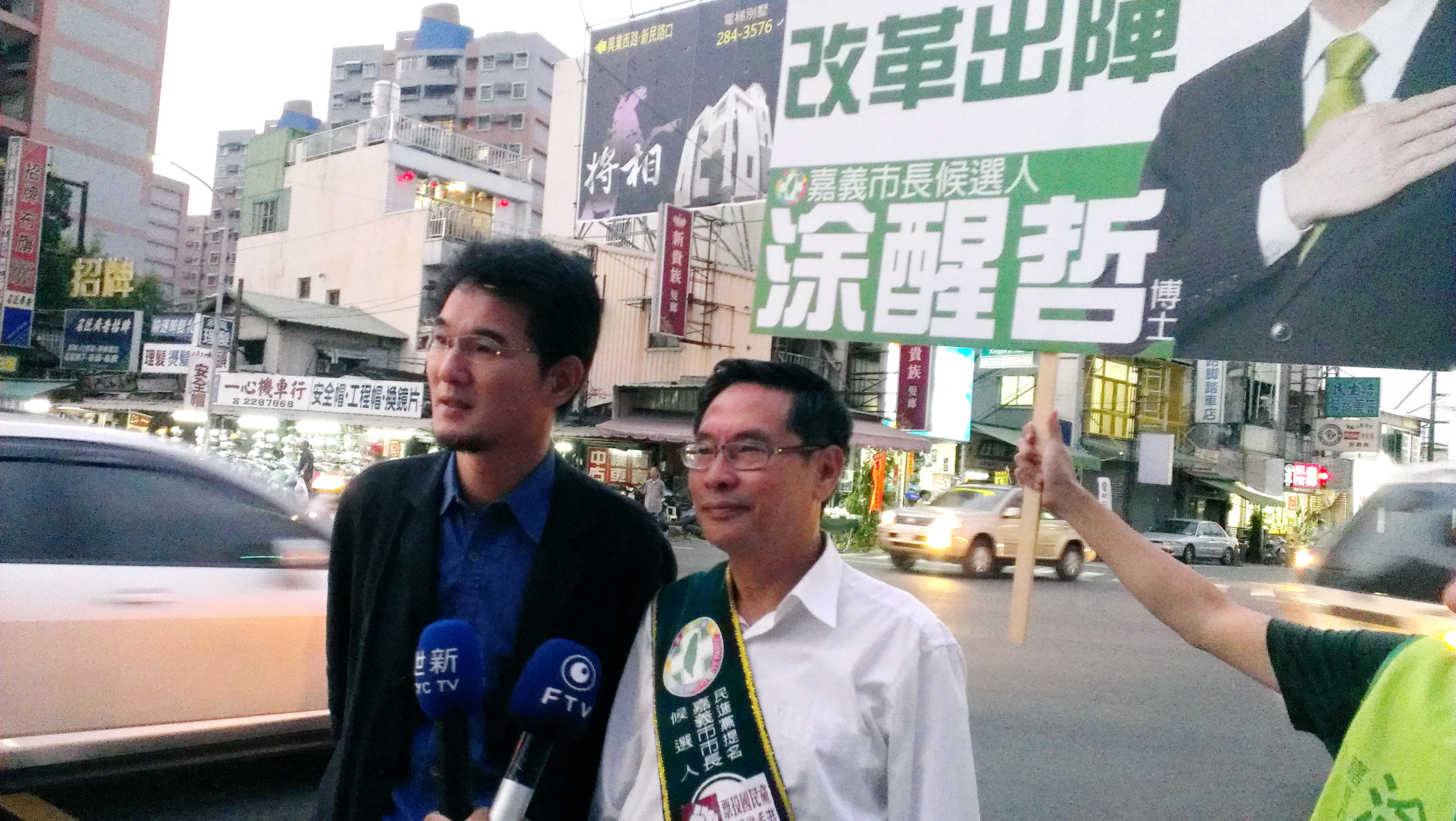 劉建國力挺涂醒哲陪同掃街爭取支持。（記者陳俊廷攝）