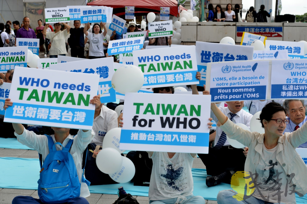 台灣健康空氣行動聯盟與二十個醫學會今（21）日，共同在台北車站前發起為台灣加入世界衛生組織WHO的活動。圖／郭文宏