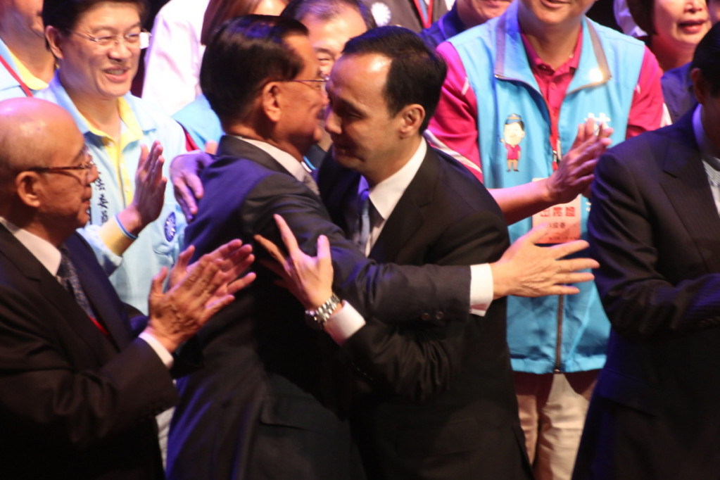 兩岸政策協會民調顯示，有53%的民眾認為朱立倫（圖中，與連戰擁抱者）參選總統是違背諾言，有違社會觀感。(何豪毅攝)