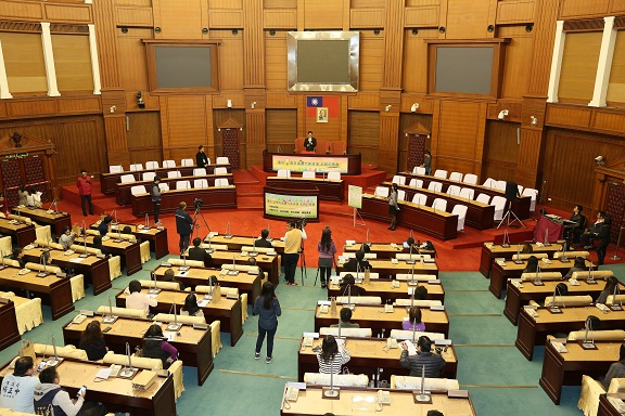 中市首創「青年議會」，由15歳～35歲青年組成，人數亦同台中市議會一樣63席，議會設在原台中縣議會，功能為市政建言，將分自薦丶學校推薦及網路票選各三分之一，希望能讓青年聲音反映在市政施政上。（中市新聞局提供）
