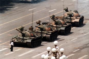 六四天安門事件今年迎來31周年。圖為「坦克人」（Tank Man），1989年6月5日「王維林」阻擋坦克行進的畫面普遍被認為是20世紀標誌性相片，這張相片為由美聯社的攝影師傑夫·懷登所拍攝的版本。圖／擷自維基百科，公有領域