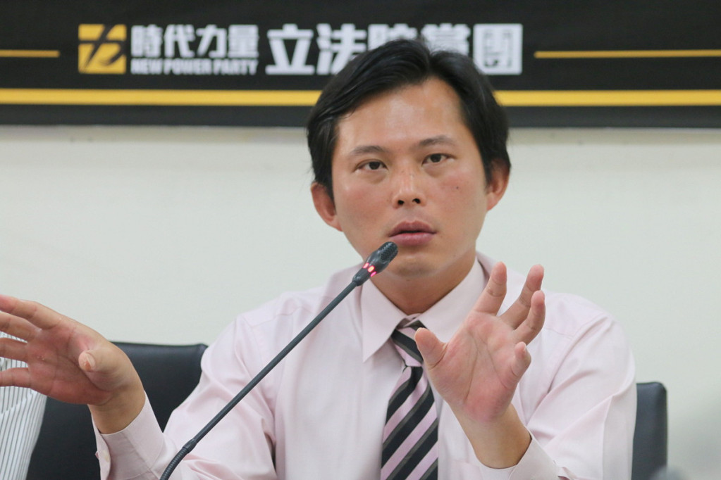 時代力量黨立委黃國昌指聲押抗告在法院來來回回有損威信與人權，黨團將提案修《刑訴法》，讓高院扛起責任自為裁定。圖／何豪毅攝