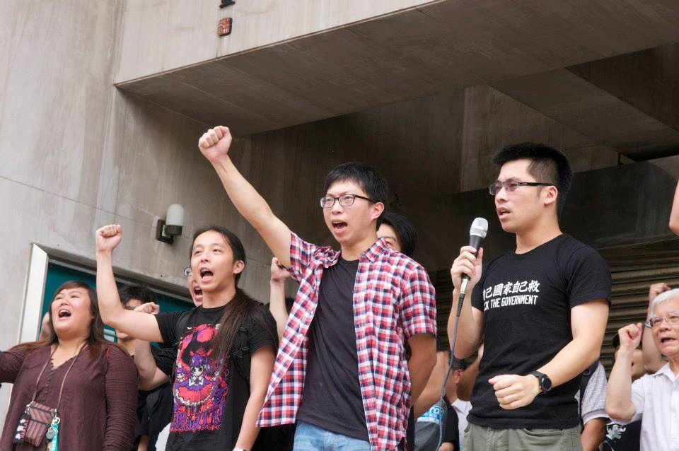 包括黑島青、民主鬥陣、民主黑潮等學生團體,今日在立院前高喊「政府硬幹,人民應戰」,抗議3項爭議法案可能排入臨時會議程。(記者黃謙賢攝)