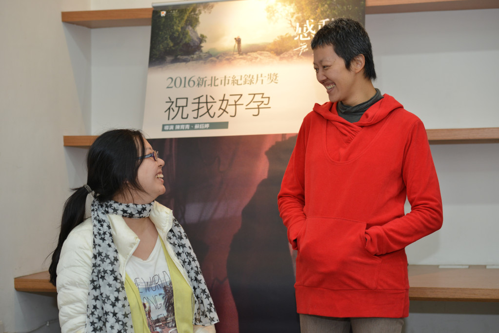 蘇鈺婷（左）和陳育青兩位女導演，花4年時間完成《祝我好孕》紀錄片。圖／郭文宏