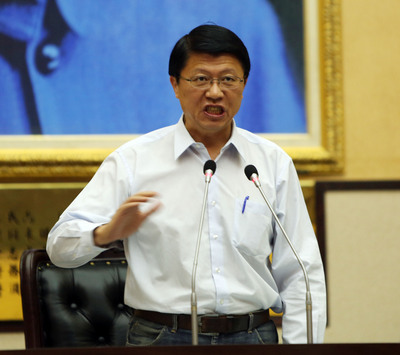 台南市議員謝龍介（圖）18日主持定期大會時，揭露台南市長賴清德因涉及前議長賴美惠賄選案，已被列為選他案被告。謝下午否認是他去告賴清德賄選。（中央社）
