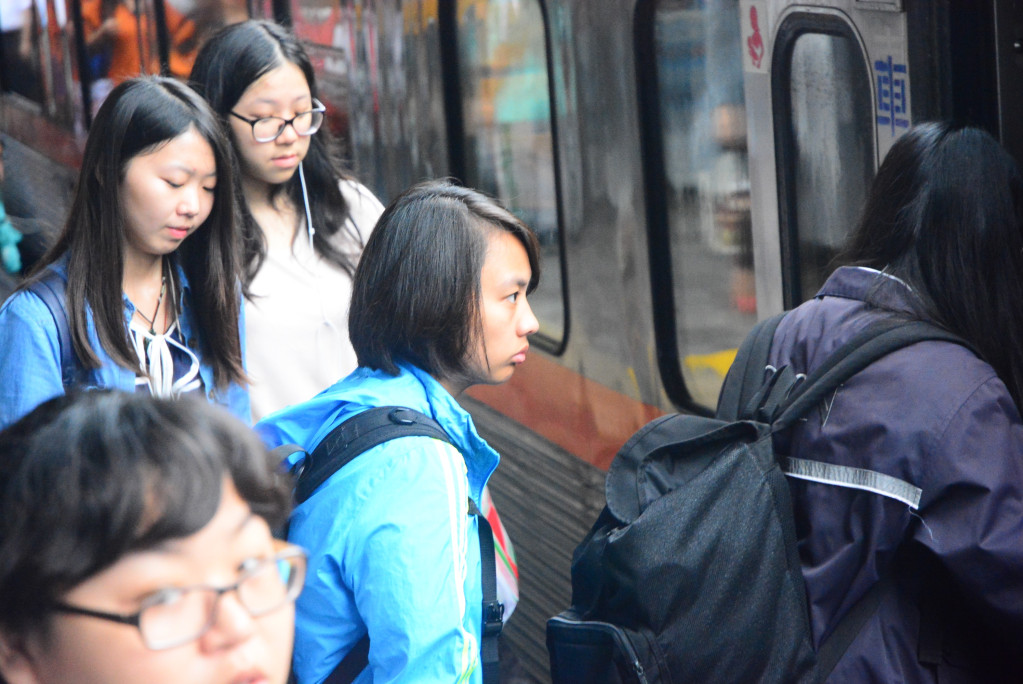 春節期間鐵路肩負大量疏運重任，台鐵宣布加開班車計畫，並提供離峰紅眼專車、大專生優惠。圖／王志偉（資料照）