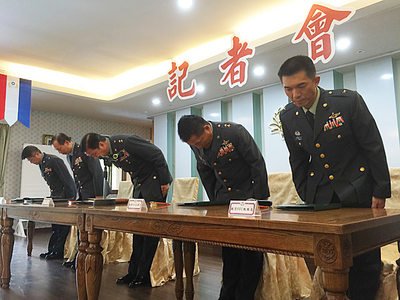 陸軍軍官讓藝人李蒨蓉登上阿帕契直升機引發關注。陸軍司令部副司令潘家宇3日召開記者會率員鞠躬向社會大眾致歉。(中央社資料照片)  20150404
