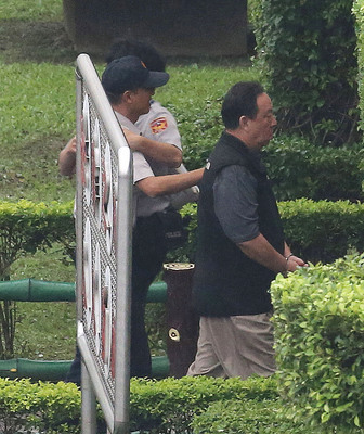 台北地檢署偵辦八德合宜住宅弊案，今日提訊前桃園縣副縣長葉世文（右）釐清案情。（中央社檔案照）