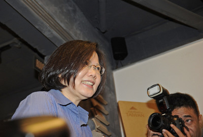 國民黨文傳會主委林奕華反批,民進黨主席蔡英文(見圖,中央社資料照)與民進黨卻只聚焦十八歲公民權,格局狹隘、不符多數民意期待。20150615