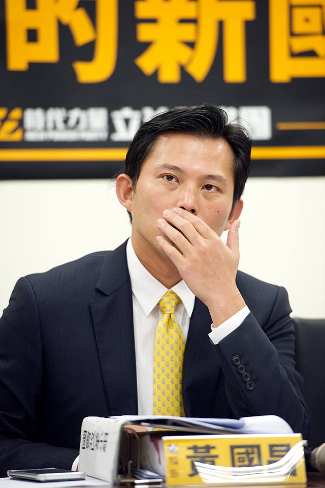 時代力量黃國昌23日表示，「國家是屬於人民的」，人民才是國家的主人，若要向象徵國家的符號敬禮，向人民敬禮才是更適合的方式。（黃謙賢攝）