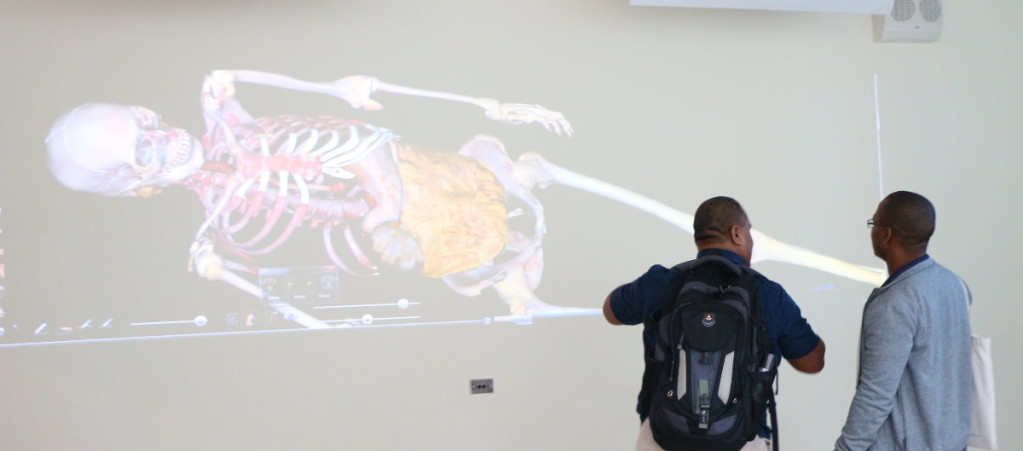 義守大學醫學院引進全台灣第一台3D虛擬人體解剖桌,可360度旋轉影像。(照片/義守大學提供)