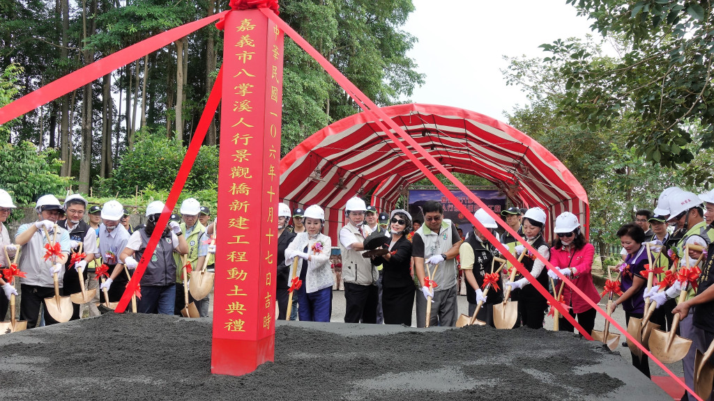 橫跨嘉義縣市交界的八掌溪人行景觀橋17日在嘉義市長涂醒哲與縣長張花冠與會下正式動工，，工期約1年，明年底完工啟用，將重現“鷺橋觀浪”之景(圖/嘉義市府)