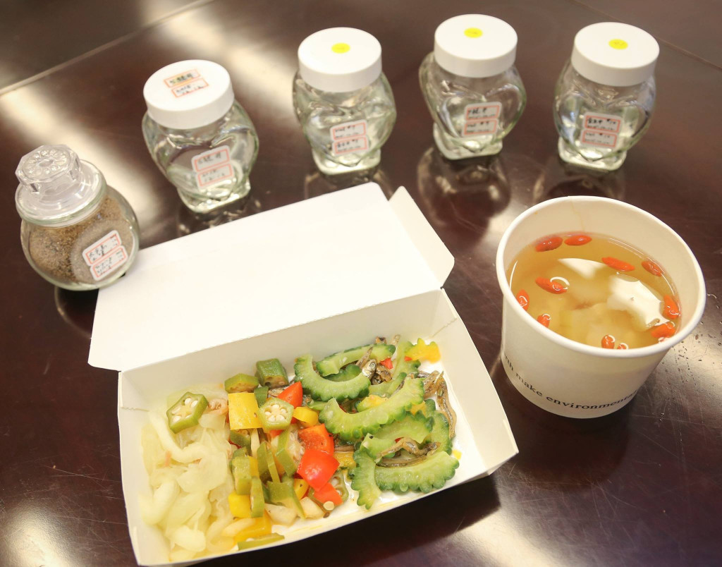 總統馬英九原訂12月12日前往太平島登島主持揭碑儀式，但傳因美方壓力而取消，改為內政部長陳威仁「代打」，馬14日深夜在臉書貼出他的午餐照片，食材全來自太平島。(翻攝馬英九臉書)