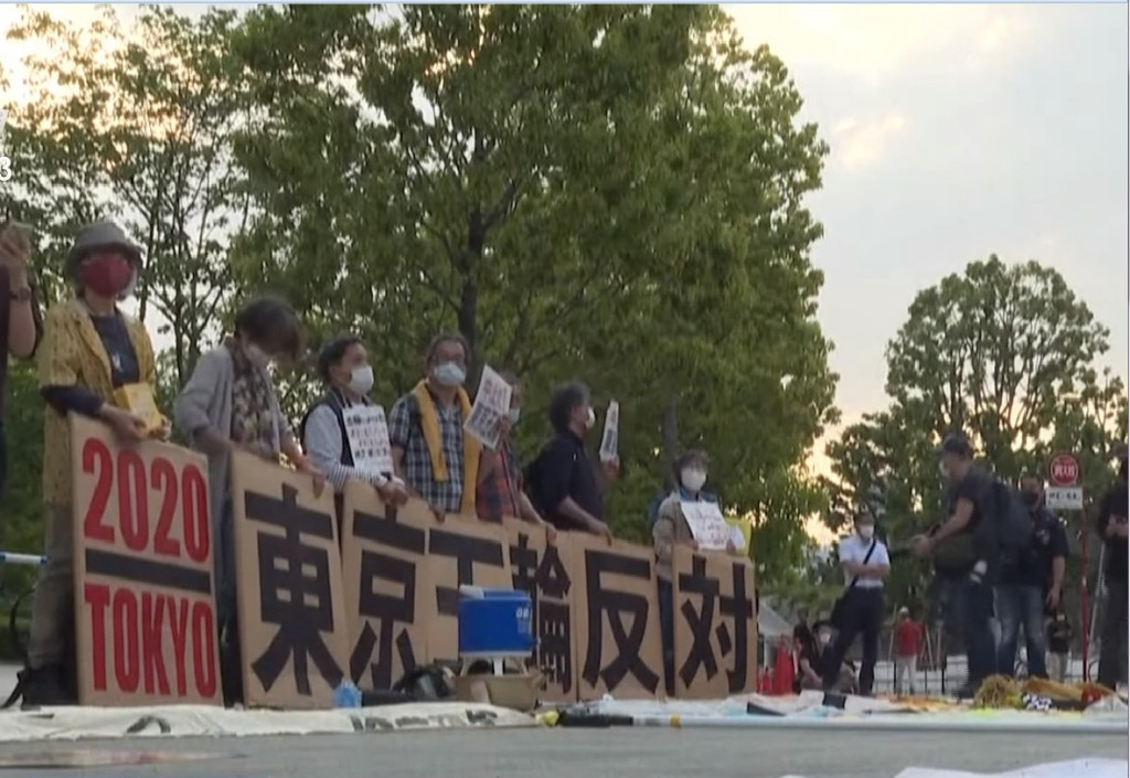 超過七成日本民眾要求停辦東京奧運，甚至走上街頭施壓。圖／擷自公視新聞影片2021.5.11