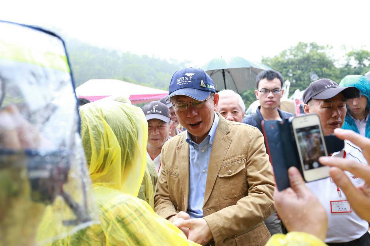 選戰進入倒數20天，無黨籍台北市長候選人柯文哲今（9）早參加台北市紙業同業公會北投自強活動，山區雨勢較大，民眾爭相拍照，風雨無阻民眾熱情十足。﹝柯文哲辦公室提供﹞
