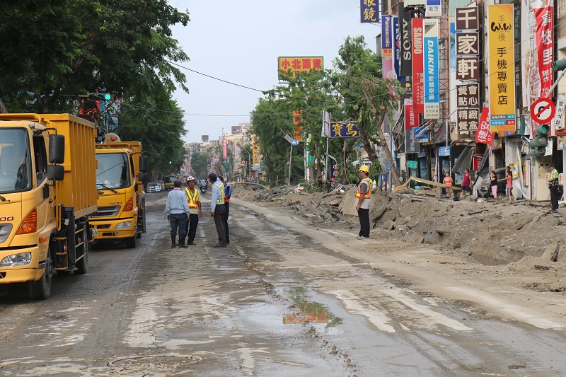 高雄氣爆現場滿目瘡痍，當地為熱鬧商圈，卻因氣爆停水停電無法營業，財政部宣布提供租稅減免與紓困貸款協助災民重建。（記者何豪毅攝）
