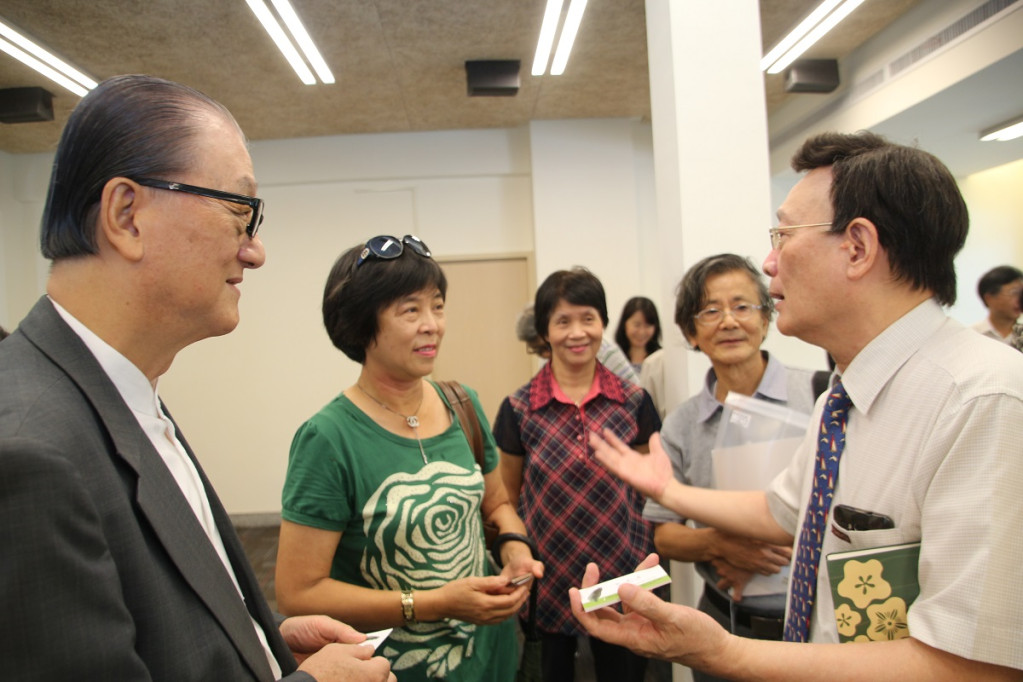 謝豐舟醫師(右)對簡明仁(左))母親陳何女士的助產士貢獻表達肯定。圖:文化部提供