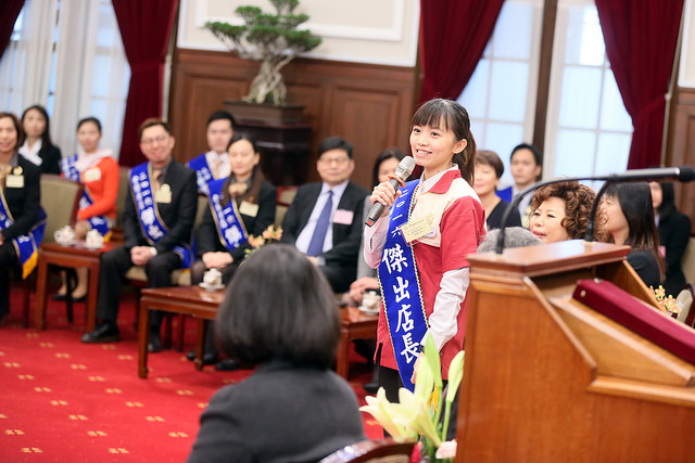 蔡英文總統今天上午接見「第19屆全國商店傑出店長及社團法人台灣連鎖暨加盟協會幹部代表」。圖／總統府提供