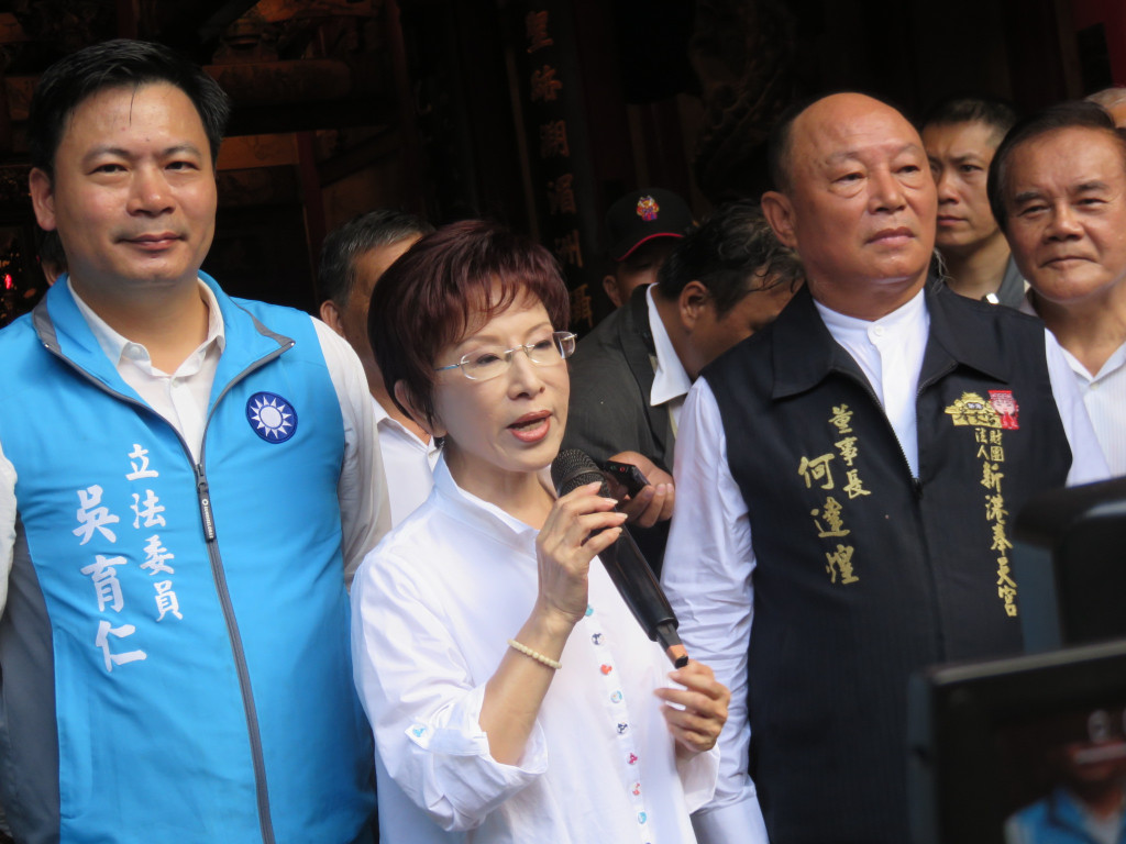 國民黨總統參選人洪秀柱31日走訪嘉義基層，首站到新港奉天宮參拜，她向鄉親談話時表示會效法「媽祖精神」。（記者唐詩攝影）