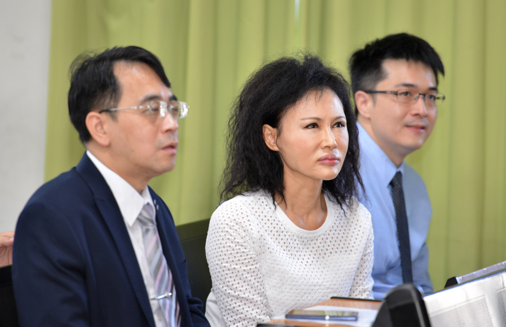 林杰樑醫師關懷健康協會,遺孀譚敦慈(中)與林口長庚醫院臨床毒物科主任顏宗海(左)將承繼林杰樑志業,為全民食安把關。