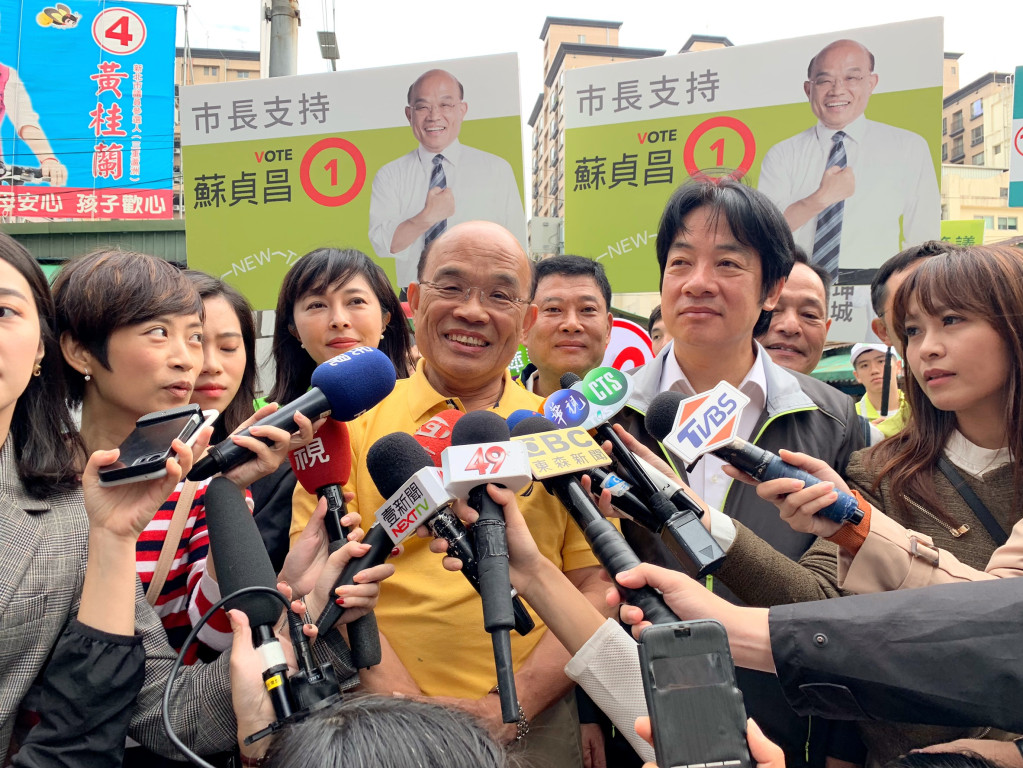 行政院長賴清德10日上午與民進黨新北市長候選人蘇貞昌，到蘆洲區市場拜票及車隊掃街。圖／蘇貞昌競選辦公室提供