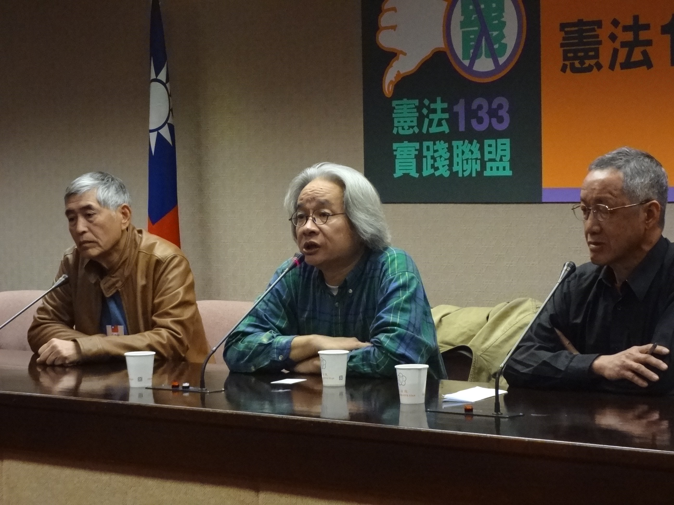 憲法133聯盟舉行記者會，宣布罷免吳育昇的連署還差5000份，最後幾天大家準備犧牲過年，作最後衝刺。（劉明堂攝）