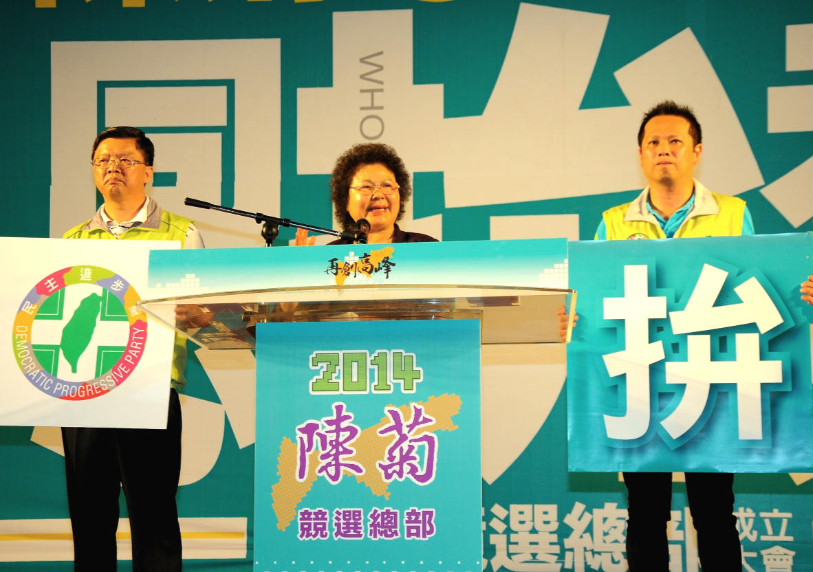 新人何權峰(右)頂著初選前三名光環,面對大選的競爭藍綠，感受到要更拼才會當選的壓力。（薛兆基／攝）