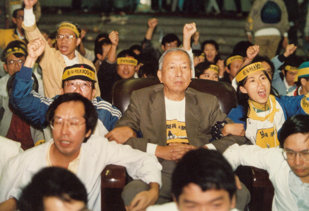 一○○行動聯盟精神領袖李鎮源院士,在台大醫院基礎大樓靜坐的過程中,從頭至尾,與大家堅持到最後一刻,令人動容。(資料照片,黃義書攝影)