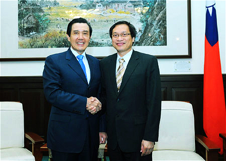 蘇清泉(右)選舉期間爆料柯文哲疑似「活摘器官說」,在由他擔任理事長的醫師公會全聯會召開會議後結論認為:蘇清泉因有立委身分,具言論免責權,非醫師公會醫學倫理暨紀律委員會可評論,決議不懲處。(圖:取材自網路)