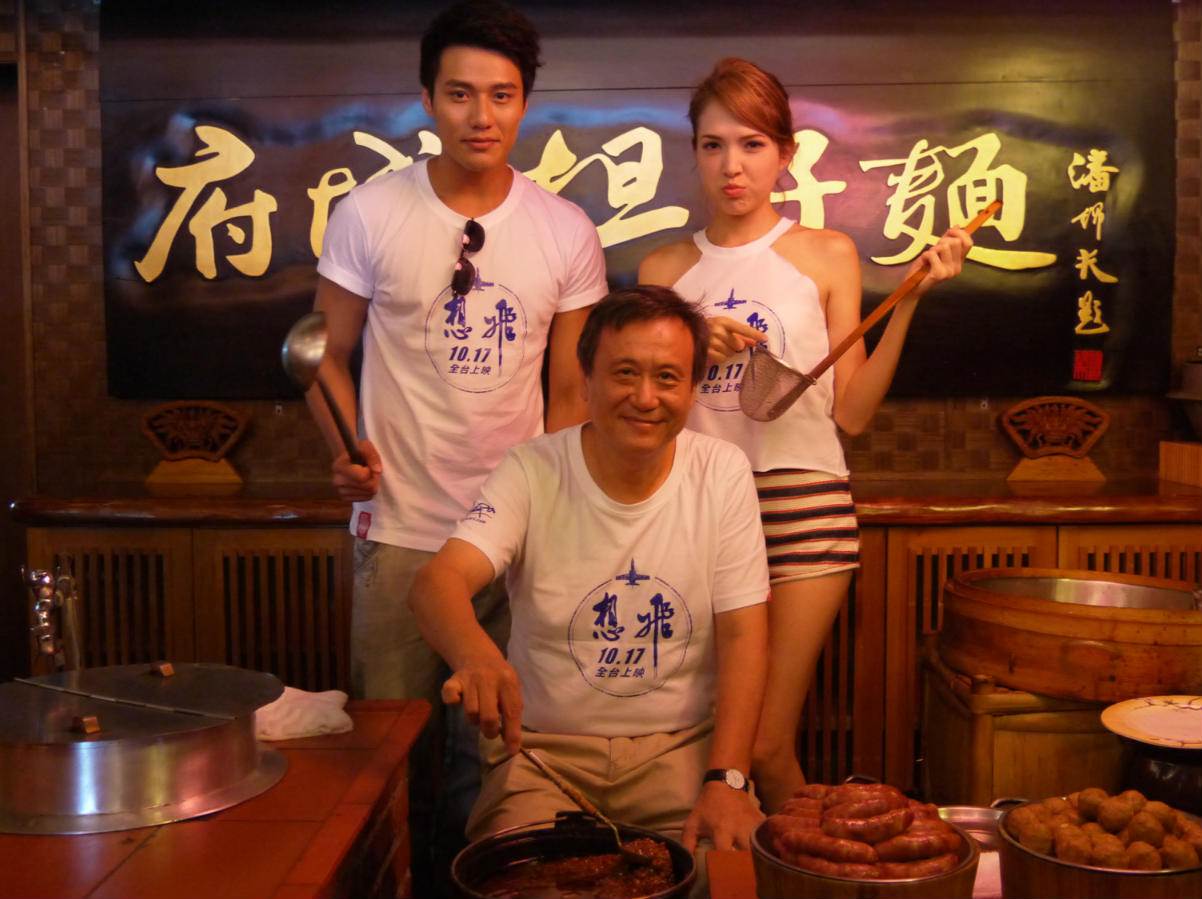李崗新片《想飛》１０月１７日上映，先返台南宣傳。圖為劇組人員與擔仔麵店家特色美食合照（攝影：陳俊廷）