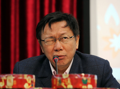 台北市長柯文哲今天出席義賣小林村甜粿記者會，被問到競選經費問題時露出不想在此場合談此事的表情。（中央社20150128）