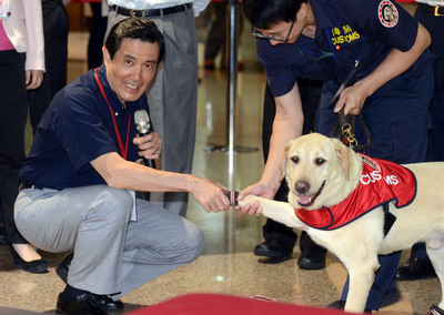 總統馬英九13日視察桃園機場在安檢、自動通關、防疫等過程,並了解緝毒犬作業。(中央社) 20150613