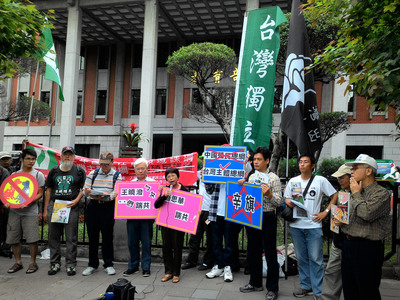課綱微調爭議延燒，圖為日前「台灣主體課綱催生聯盟」等團體到教育部抗議，要求制訂「台灣主體」的課綱。（中央社資料照片）20150506