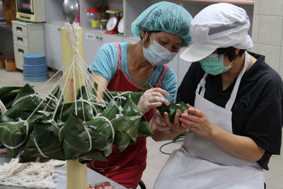 苗栗縣幼安教養院端午節推出客家月桃粽。(中央社)