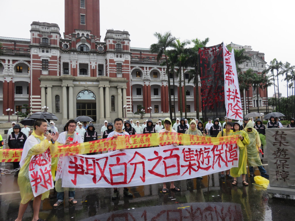 反華光社區拆遷因妨害公務被起訴的五人今（14）日在凱道前「民主禁行曲」遊行，爭取百分之百的集會保障（李秉芳攝）20160614