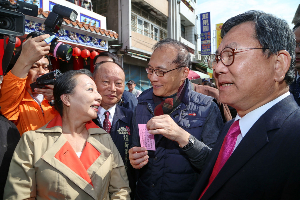 嘉義縣長張花冠（左）與立委陳明文陳明文的「性騷擾」糾紛還沒有停熄。圖為先前兩人陪同前行政院長林全到新港奉天宮參拜。（資料照片，嘉義縣府提供)