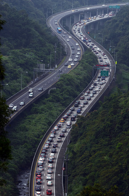 每每碰到連續假期或寒暑假，雪隧入口前車輛大排長龍，造成交通雍塞，因此交通部想出差別費率以價制量的因應方式，但被立委陳歐珀「打槍」認為此舉無助壅塞改善。資料畫面：中央社