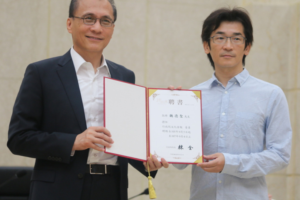行政院召開第一次文化會報，由院長林全頒發民間代表聘書，聘知名導演魏德聖等四人為民間專家學者委員。圖／何豪毅攝