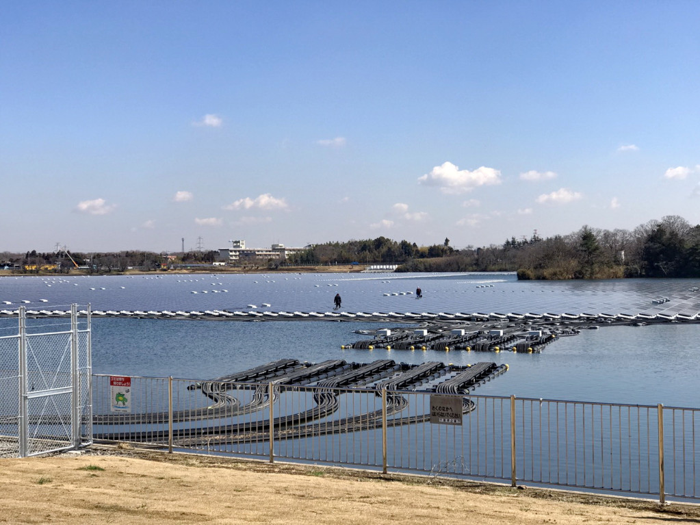 日本千葉縣府與京瓷（Kyocera）公司，在山倉水庫蓄水池上建立浮動式太陽能板發電設施。(照片/嘉義縣府)