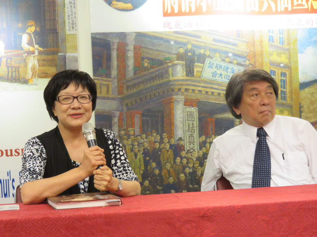 「蔣渭水歷史留真油畫巡迴展」系列活動-畫家說「畫」，策展人蔣渭水基金會副執行長蔣理容與畫家劉洋哲對談。（記者林冠妙攝20150419）