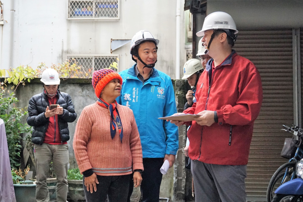  台積電公共設施服務部副理榮一弘坐鎮花蓮（右），預計停留2個月時間，協助修繕225戶因地震毀損的房舍。今早與市長魏嘉賢（中）探視施姓獨家阿嬤，一個月後水管接通熱水來了，阿嬤滿心歡喜。圖／市公所提供