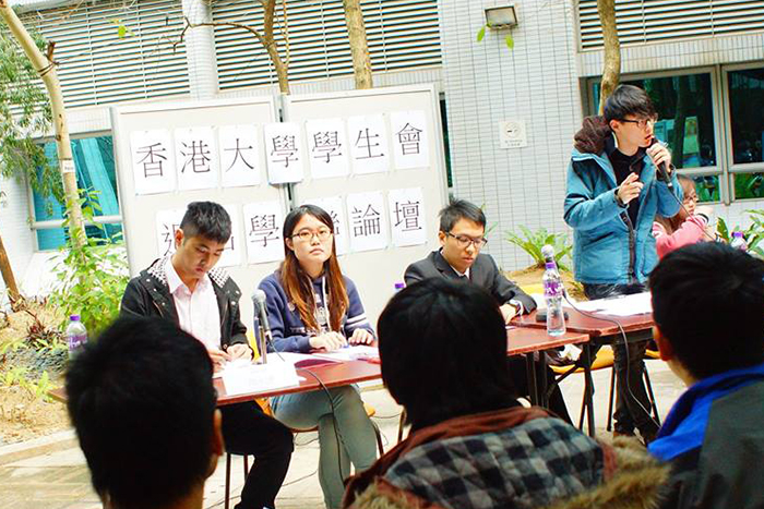 就「港大學生會應退出學聯」的公投議案點票完成，公投議案以224票的些微差距獲得通過。（取自朝雲Facebook）
