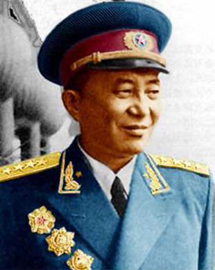 羅瑞卿(1906-1978)，中國人民解放軍將領。歷任中國黨、政、軍要職，非常忠於毛澤東，但文化大革命時遭到批鬥失勢，1973年毛澤東以「聽信一面之辭，錯整羅瑞卿」為其平反。其子羅宇憑父親庇蔭官拜解放軍大校，六四時叛逃國外，最近出版回憶錄，描述中國權力核心的秘辛。(圖片下載自維基百科)
