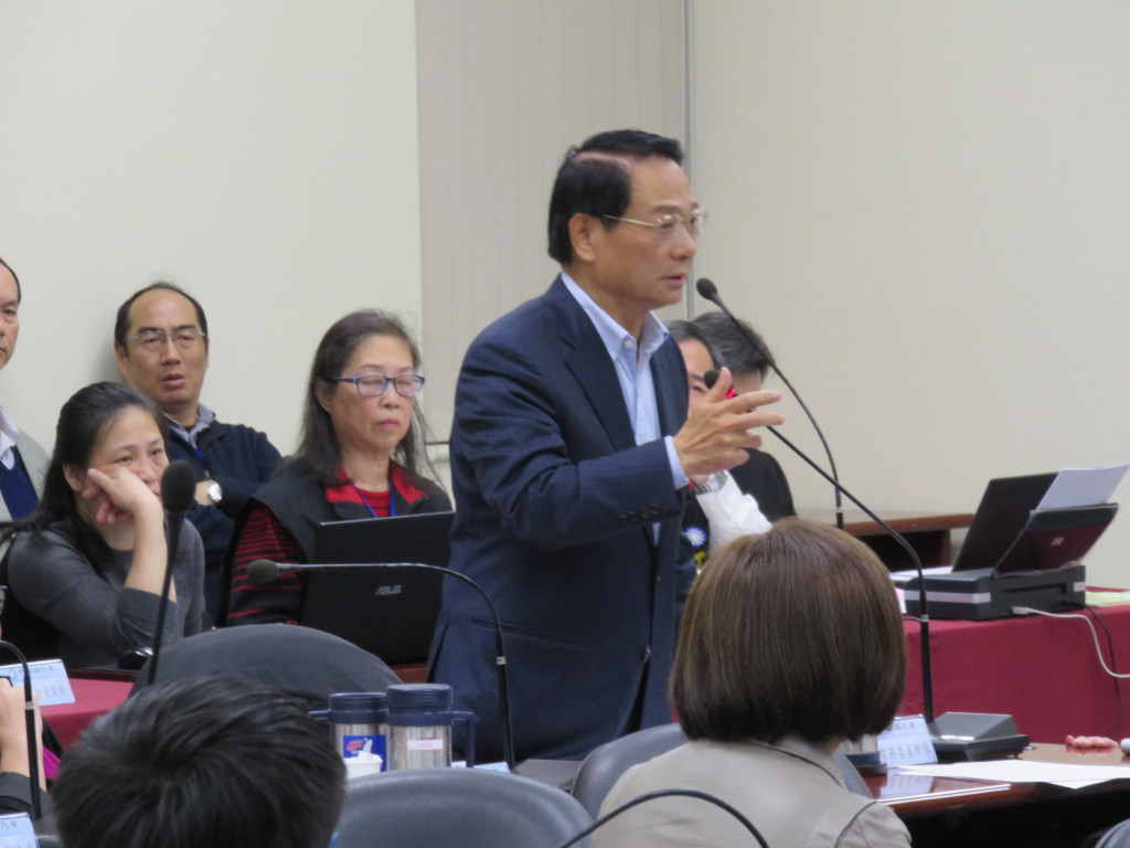 推動婚姻平權，民法972條日前完成審查，國民黨立委許毓仁獨派眾議支持，今（28）日遭到國民黨中常委、前立委呂學樟點名批評許，「跟民進黨的立法委員尤美女、段宜康、時代力量的人，一起到同志婚姻那邊去，去邀功嗎？圖／唐詩