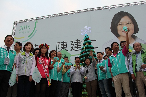 四年前敗於馬英九之手的蔡英文，2016總統大選明確居於領先朱立倫的優勢，但能否「讓」到200萬票？是目前「地下選舉賭盤」和彩迷最夯的話題。（摘自網路）