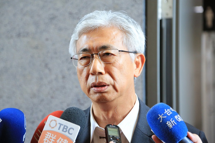 前行政院長毛治國發表台中高雄爭取國際機場是「民粹」做法，曾任華信航空董事長的台中市觀旅局長陳盛山反駁説，把所有雞蛋放在同一籃子是不對的，各機場應各有定位分流把餅做大，而非搶食，清泉崗機場升格為國際機場，是中央新航空政策的考量。（中市新聞局提供）