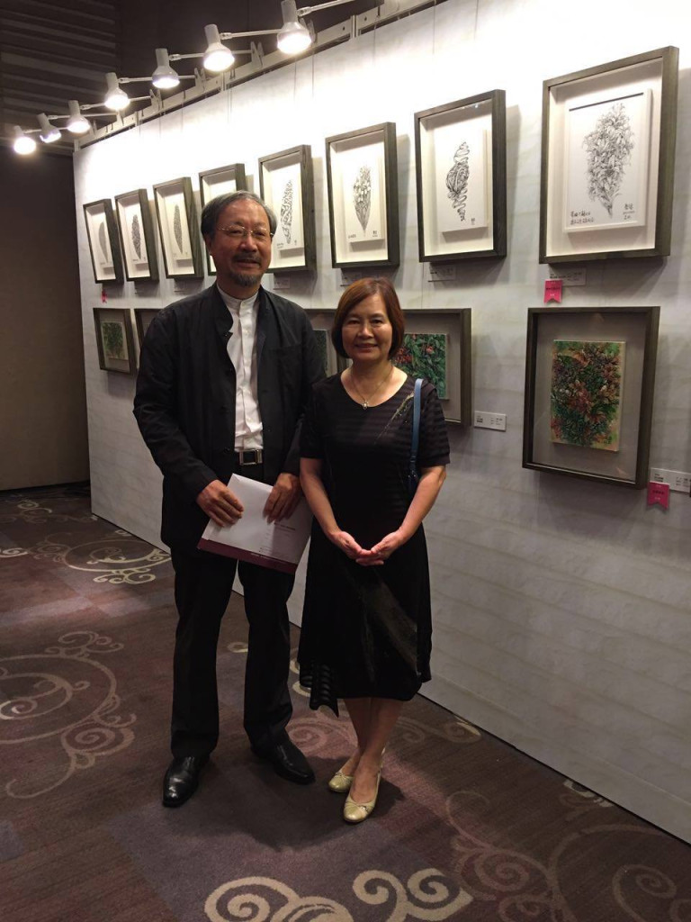 林磐聳教授捐出18幅畫作，與夫人在肝病防治學術基金會週年慶上合影。圖 / 肝病防治學術基金會提供
