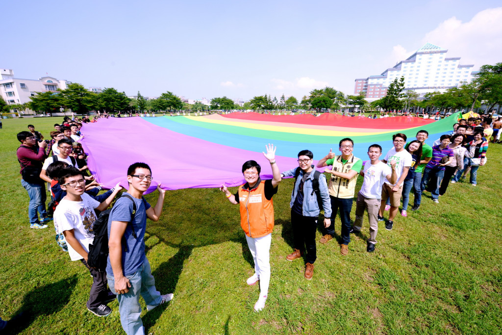 許秀雯今在南市府前廣場發起<彩虹動員令>揚起巨型彩虹旗（照片/伴侶盟提供）