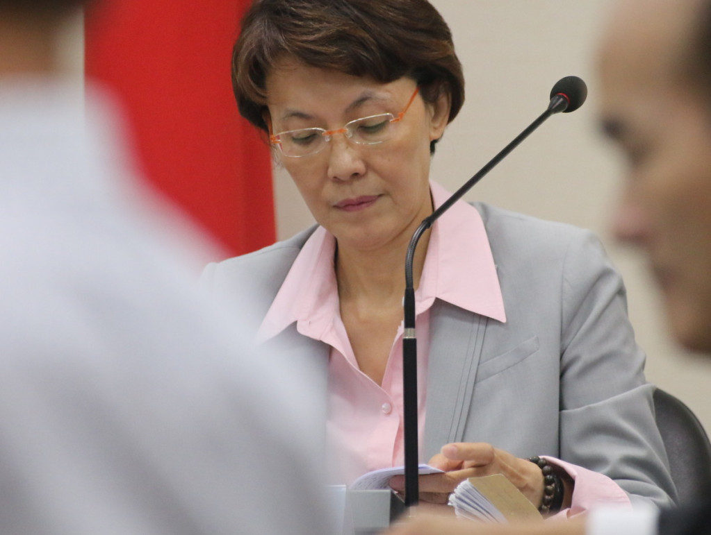 國民黨立委黃昭順日前宣布退出立委選舉,她強調自己因為腳傷,醫生建議動刀,「否則下半生要坐輪椅」。(記者何豪毅攝)20150923