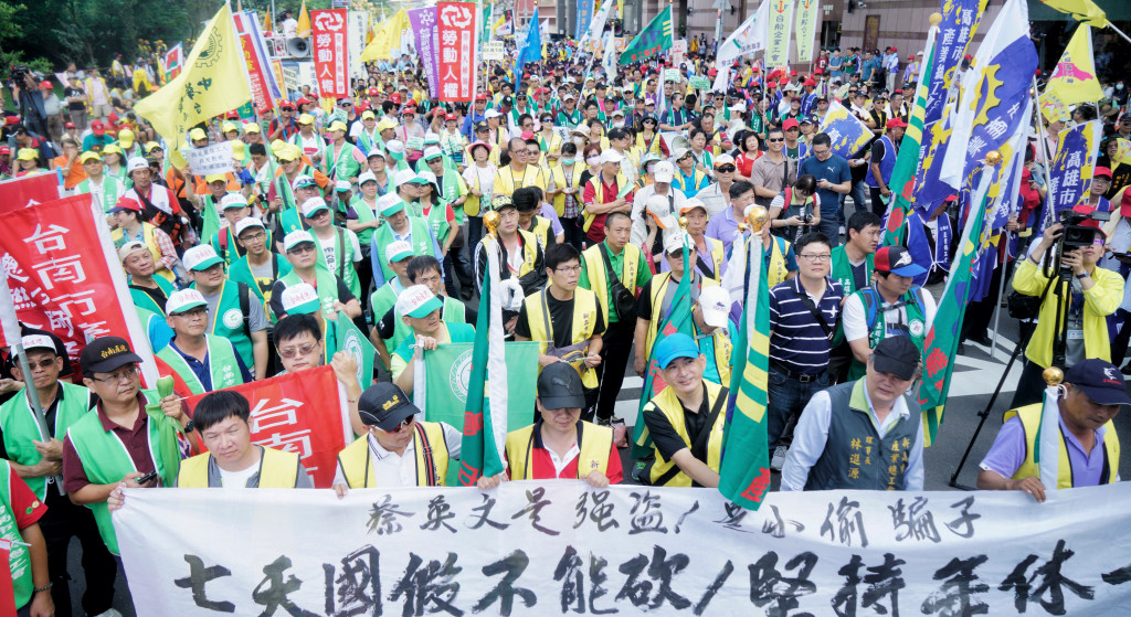 勞團25日下午圍攻立法院與警方爆發激烈衝突。圖／張良一
